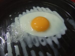 プレートに半熟の目玉焼きがのっている写真