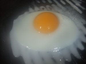 プレートに半熟の目玉焼きがのっている写真