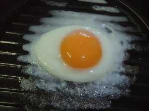 プレートに目玉焼きがのっている写真
