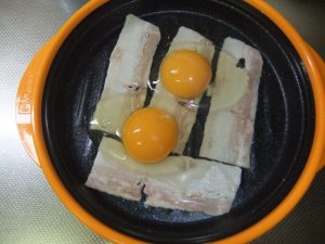 プレートに目玉焼きの材料がのっている写真