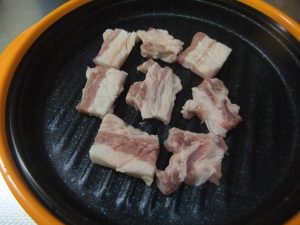 プレートに豚バラがのっている写真