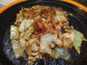 プレートに回鍋肉の写真