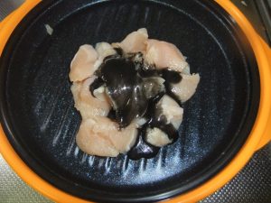 プレートにたれがかかった鶏肉の写真