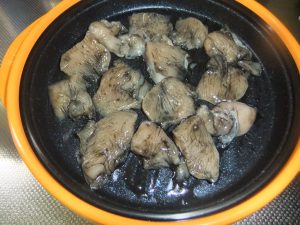 プレートに、たれが絡んだ鶏肉がのっている写真