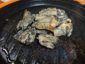 プレートに鶏の炭火焼き風の写真
