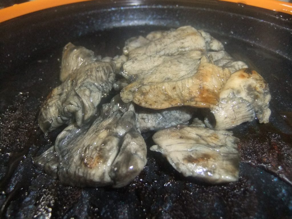 プレートに鶏の炭火焼きがのった写真