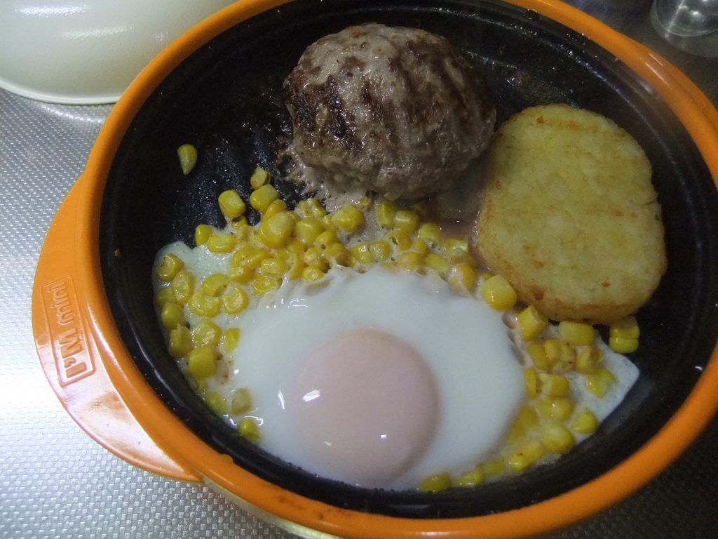 プレートにハンバーグと付け合わせのポテト目玉焼きがのっている写真