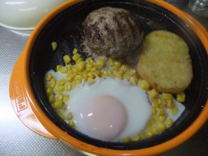 プレートにハンバーグと付け合わせのポテト目玉焼きがのっている写真