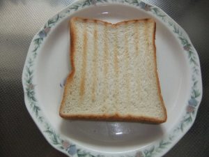 お皿にのっているトーストの写真
