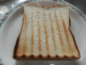 お皿にのっているトーストの写真
