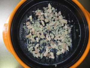 プレートに玉ねぎ・ベーコンのみじん切りがのっている写真