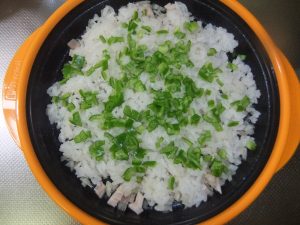 プレートに焼きめしの材料がのっていいる写真