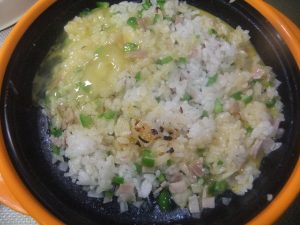 プレートに焼きめしの材料がのった写真