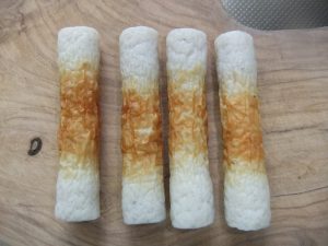 まな板の上にちくわがのっている写真