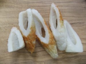 切ってあるちくわの写真