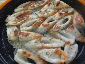 プレートにくっついているちくわの磯辺焼きの写真