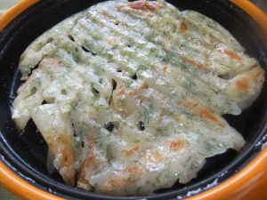 プレートにくっついているちくわの磯辺焼きの写真