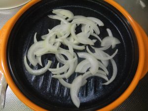 プレートに薄切りの玉ねぎがのっている写真