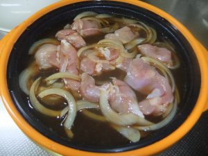プレートに親子丼の材料が入っている写真