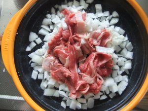 プレートんに玉ねぎと牛肉がのった写真