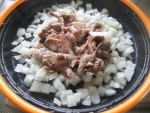プレートに玉ねぎと牛肉の調理途中の写真