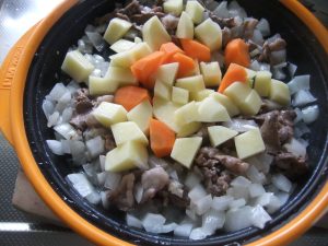 プレートにカレーの具が入っている写真