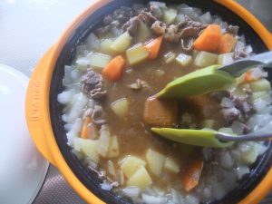 カレーのルーを溶かしている写真