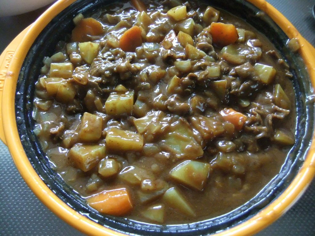 プレートに完成したカレーの写真