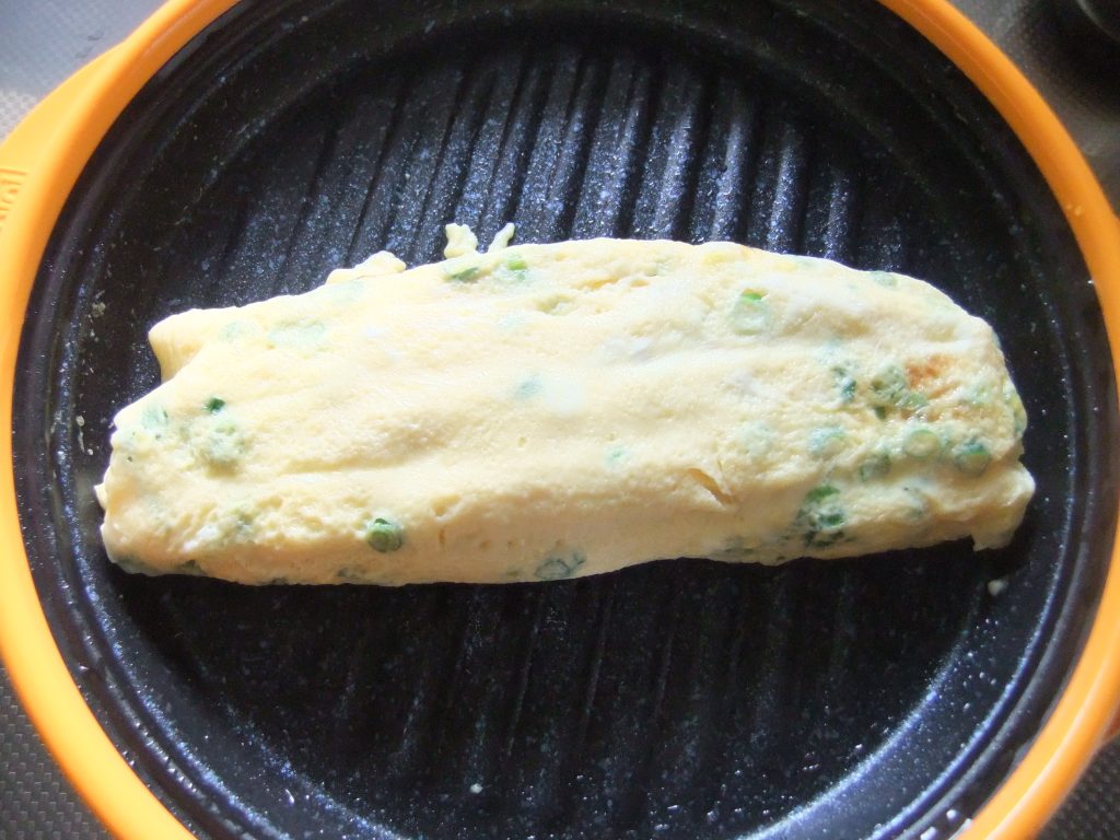 プレートにのっている卵焼きの写真