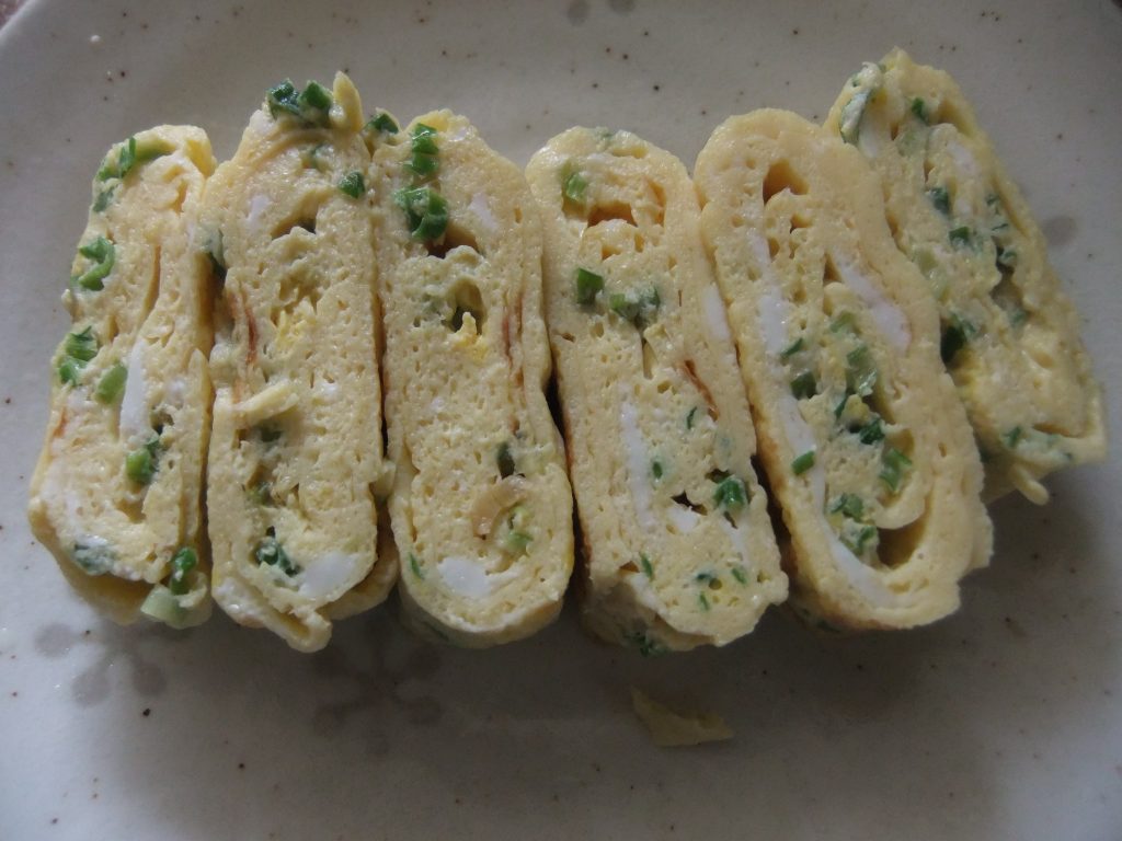 お皿にのっている卵焼きの写真