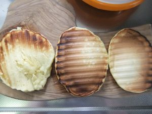 プレートにホットケーキの写真