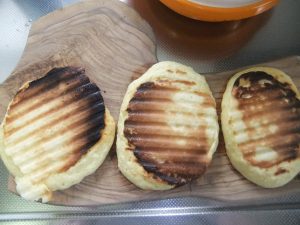 プレートにホットケーキの写真