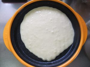 プレートにホットケーキの生地が広がっている写真