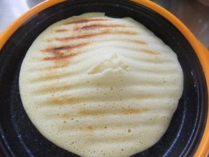 プレートにホットケーキの写真