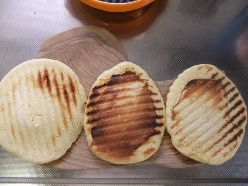 ホットケーキが3枚並んでいる写真