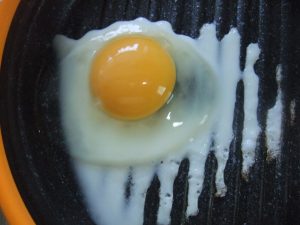 目玉焼きの途中の写真