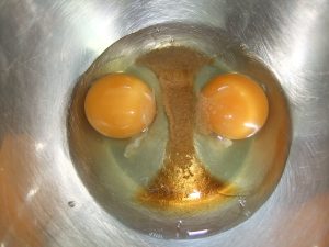 ボウルに卵焼きの材料写真