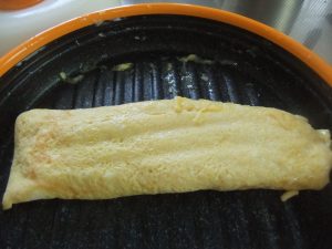 プレートに卵焼きの写真