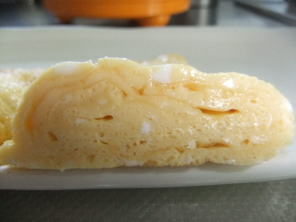 切った卵焼きのアップの写真