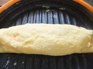 プレートに卵焼きの写真
