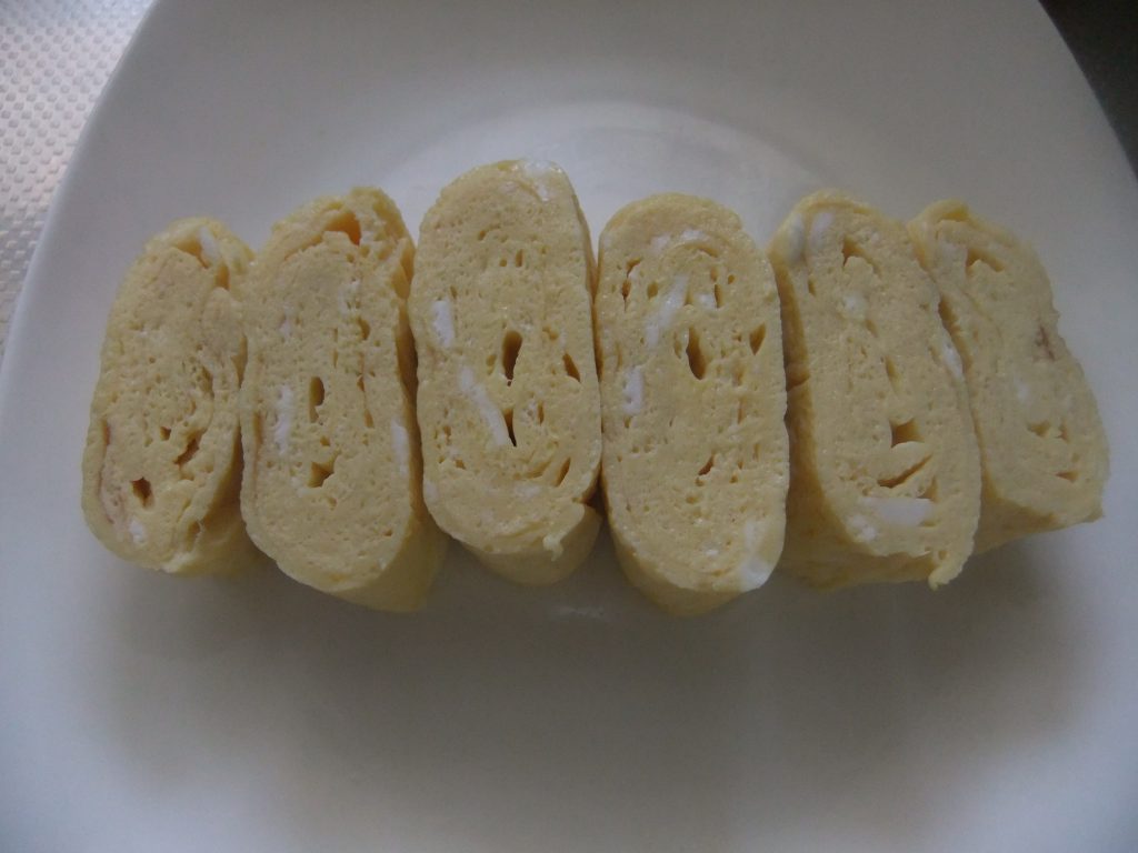 切った卵焼きの写真