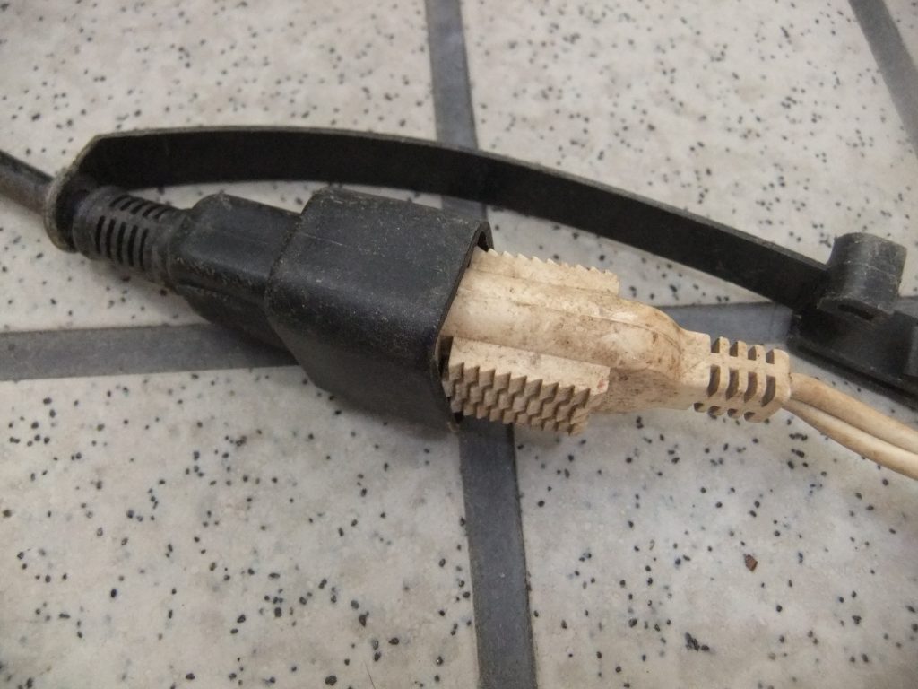 電源コードの接触部分の写真