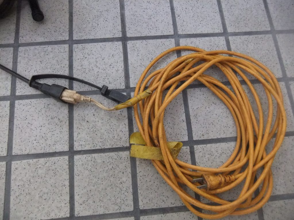 ぐるぐる巻いてある電源コードの写真