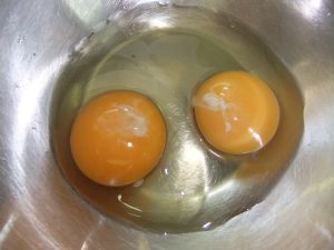 ボウルに生卵が2個が入っている写真