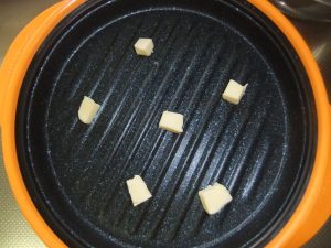 小さく切ったバターの写真
