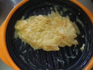 オムレツ調理の途中の写真