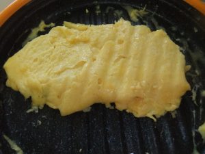 形の悪いオムレツの写真
