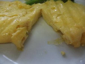 切ったオムレツの写真