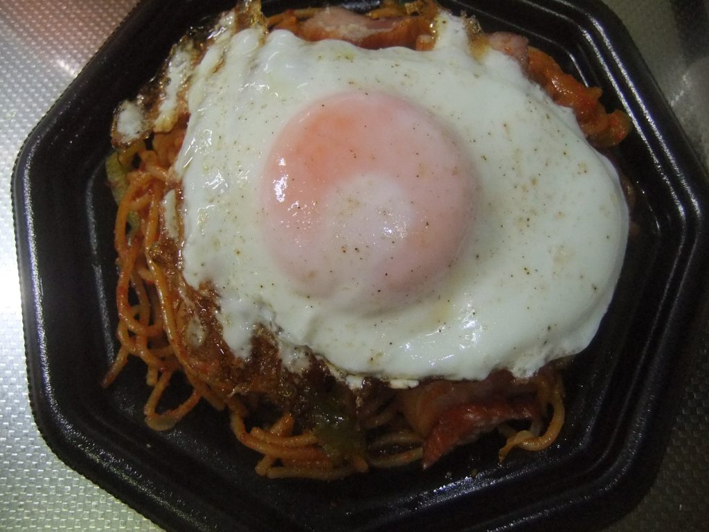 ナポリタンに目玉焼きがのった写真
