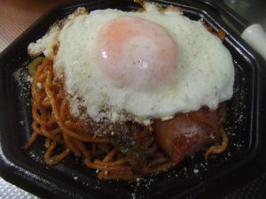 ナポリタンの上に目玉焼きをのせた写真